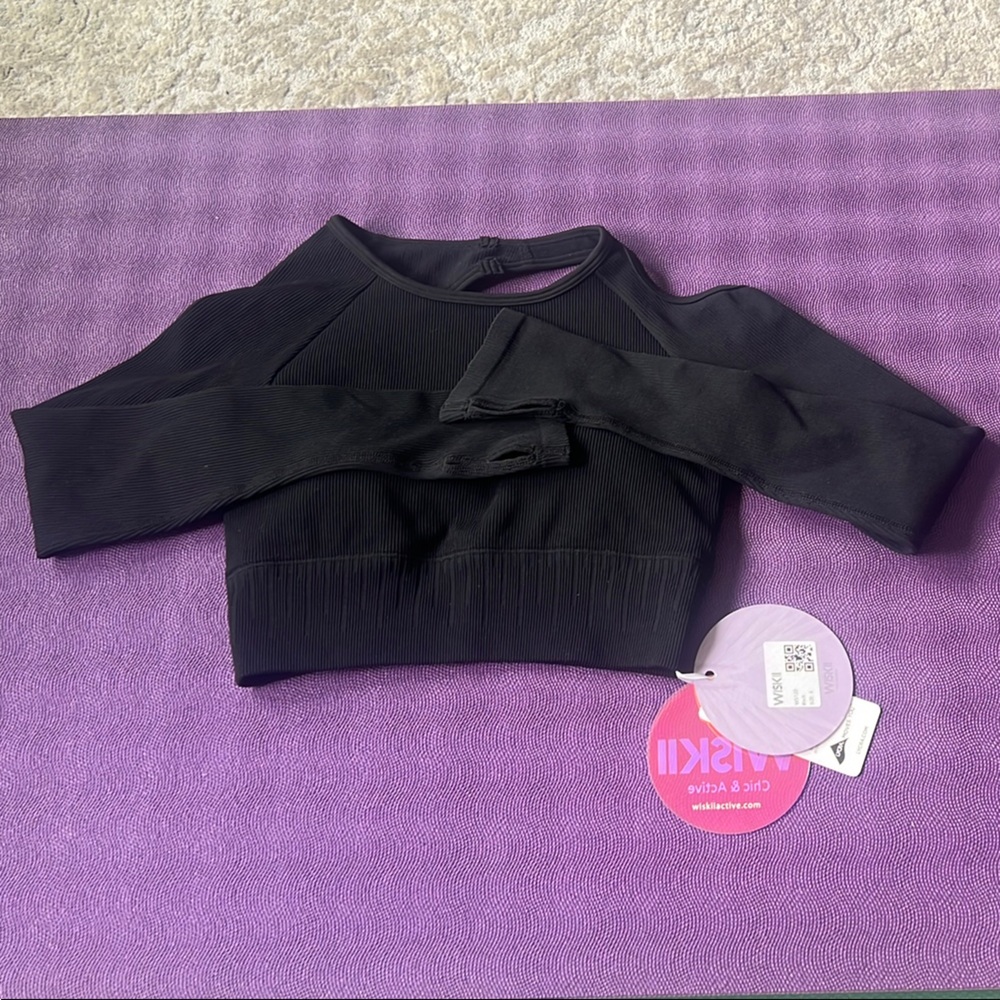 WISKII ACTIVE top, small, black with thumb slits.